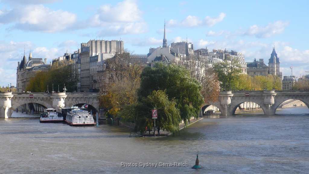 Le square du vert Galand a l Ile de la Cite  depuis le Pont des Arts .JPG - Le square du vert Galand à l'Ile de la Cité depuis le Pont des Arts. Le 10 novembre 2013